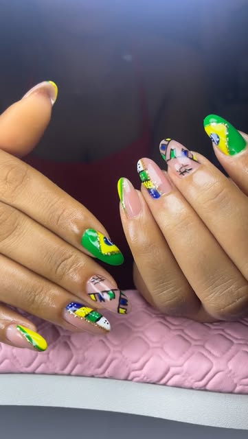 Nail art colorida realizada por Isla Viviane